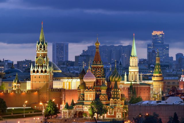moscow-kremlin-and-st-basil-cathedral-at-dusk-158200423-5a64f4594e46ba00377331fb-3491393352