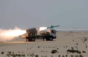 Tensions dans le détroit d’Ormuz : l’Iran tire des missiles sur des destroyers américains