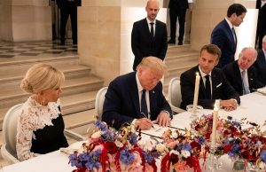 À Versailles, Trump signe l’accord de paix avec l’Iran en présence de Macron